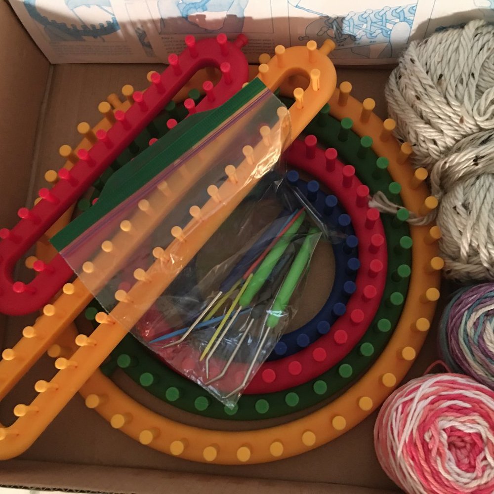 Weaving Looms Round & Long w/hooks & needles, etc. NEVER used! 2 how to BOOKS